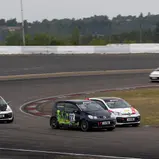 Mattis Pluschkell ringt auf dem Weg zu seinem Sieg im ADAC Tourenwagen Junior Cup Mike Müller nieder (Foto: ADAC Tourenwagen Junior Cup)