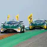 Diese beiden Aston Martin Vantage GT4 von Dörr Motorsport befinden sich auch im Titelkampf