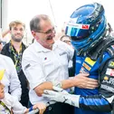 René Rast freut sich mit Teamchef Torsten Schubert über seinen Jubiläumssieg in der Eifel (r-l)