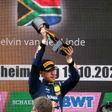 Jubel bei Kelvin van der Linde: Der Südafrikaner ist zurück an der DTM-Spitze