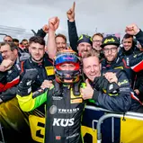 Große Freude bei Ayhancan Güven und seinem Team Manthey EMA