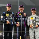 Das Podium nach Lauf zwei des ADAC Tourenwagen Junior Cup (v.l.n.r.): Noah Beckmann (Zweiter), Moritz Groneck (Sieger), Mattis Bachnick (Dritter) (Foto: ADAC Tourenwagen Junior Cup)