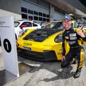 Joel Hohmann feiert seinen Triumph in der Porsche Sprint Challenge Deutschland GT3 (Foto: Porsche Sports Cup Deutschland)