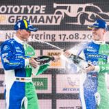 Ralf (links) und David Schumacher (rechts) feiern ihren Sieg