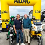 Zielankunft bei der ADAC Youngtimer Tour Bodensee: Projektleiter der Klassikwelt Bodensee Roland Bosch (Zweiter von links) und ADAC Tourismuspräsident Karlheinz Jungbeck (Zweiter von rechts) zusammen mit der Motorradstaffel vom Polizeimuseum StuttgartZiel