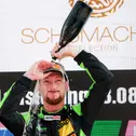 Auf dem Podium gab es für Mirko Bortolotti die erfrischende Sektdusche nach einem heißen Rennen