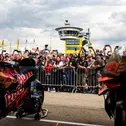 Die Fans erleben die MotoGP-Maschinen ganz aus der Nähe.