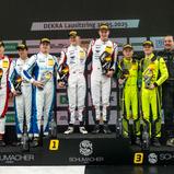 Das Podium: Alexander Schwarzer, Alexander Fach, Nico Hantke, Denis Bulatov, Simon Birch, Leo Pichler, Max Wiskirchen und Jannes Fittje (v.l.)