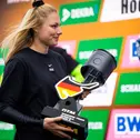 Sprinterin Lisa Mayer überreichte dem Lamborghini Team Liqui Moly by GRT den Siegerpokal
