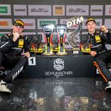 Tom Kalender und Elias Seppänen mit vielen neuen Pokalen für die Trophäensammlung