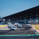 Die Boliden der ADAC TCR Germany fahren in die erste Kurve
