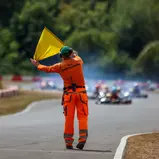 Sportwart zeigt gelbe Flagge, ADAC Kart Masters Kerpen