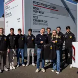 ADAC Motorsportchef Thomas Voss (Mitte) bekam von den Talent Pool Piloten des Porsche Sixt Carrera Cup Deutschland symbolisch einen Hoodie überreicht