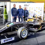 ADAC Motorsportchef Thomas Voss, ADAC Vorstand Lars Soutschka und ADAC Automobilreferent Jürgen Fabry (v. l.) mit dem neuen Rennwagen der ADAC Formel 4