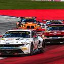 Die Tabellenführer Salman Owega und Finn Wiebelhaus im weißen Ford Mustang GT3