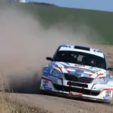 Staub aufgewirbelt: Gesamtsieg und Führung in der Deutschen Rally-Meisterschaft für Mark Wallenwein (Skoda Fabia S2000)