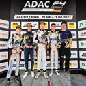 Das Podium des ersten Sonntagsrennens: Valentin Kluss, Kacper Sztuka, Taylor Barnard, Nikita Bedrin und PHM-Mechaniker Éric Gil (v. l. n. r.)