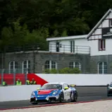 Rasmus Vendelbo (vorne) feierte die Saisonsiege acht und neun in der Porsche Sprint Challenge Deutschland GT4 (Foto: Porsche Sports Cup Deutschland)