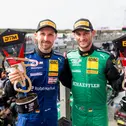 René Rast und Marco Wittmann holen zwei Pokale für Schubert Motorsport (l-r)