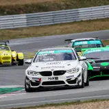 Ralf Glatzel führt mit seinem BMW M4 GT4 einen Pulk an. (Foto: STT)