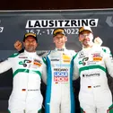 Siegerehrung vom zweiten GT Sprint des GTC Race: Sieger Luca Engstler (Mitte) mit Markus Winkelhock (2., links) und Maximilian Götz (3., rechts) (Foto: GTC Race)