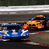 Felix Hirsiger / Finn Zulauf (vorne) führen im ADAC GT Masters vor Leyton Fourier / Tim Zimmermann (hinten)