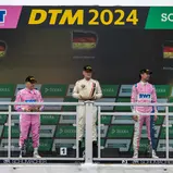 Siegerehrung nach Lauf zwei der DTM Classic mit Sieger Anton Werner (Mitte), dem Zweitplatzierten Peter Mücke (links) und Ronny Scheer (rechts), der Rang drei eroberte