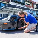 Sicher unterwegs: Sponsor Vredestein checkte die Reifen der Oldtimer der ADAC Deutschland Klassik 2026