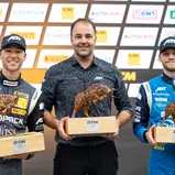 Kelvin van der Linde, Abt CEO Thomas Biermaier und Ricardo Feller (l-r) feierten auf dem Podium