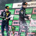 Doppelter Jubel: die beiden Ferrari-Fahrer Ben Green und Jack Aitken (l-r)