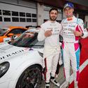 Ahmed Alkhoori und Gian Luca Tüccaroglu freuen sich über den Triumph in der Porsche Endurance Challenge Deutschland (Foto: Porsche Sports Cup)