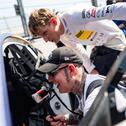 Gaming-Star MontanaBlack schaute sich den Ford Mustang GT3 von ADAC GT Masters-Pilot Max Reis an Gaming-Star MontanaBlack schaute sich den Ford Mustang GT3 von ADAC GT Masters-Pilot Max Reis an