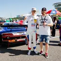 Fußballprofi Maximilian Arnold (rechts) mit Luca Engstler am Sachsenring
