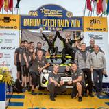Eine starke Mannschaft: Das ADAC Opel Rally Junior Team feiert den JERC-Titel von Laurent Pellier und Marine Pelamourgues