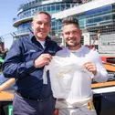 ADAC Motorsportchef Thomas Voss überreichte Christopher Mies am Sonntag einen Strampler