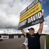 Axel Schulz hielt das von Serienpartner Camp David präsentierte "Start your Engines"-Schild