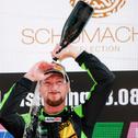 Auf dem Podium gab es für Mirko Bortolotti die erfrischende Sektdusche nach einem heißen Rennen