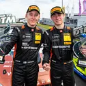 Elias Seppänen und Tom Kalender (l-r) nach ihrem ersten Saisonsieg in der Motorsport Arena Oschersleben