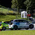 Robin Böhm kam aus dem Slalomsport in den ADAC Tourenwagen Junior Cup; hier kämpft er am Limit mit Tabellenführer Linus Parbel (Foto: ADAC Tourenwagen Junior Cup)