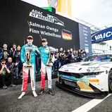 Finn Wiebelhaus und Salman Owega mit ihrem Haupt Racing Team bei der Siegerehrung