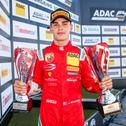 Zwei Pokale für James Wharton (16/AUS/Prema Racing): Laufsieger und bester Rookie  