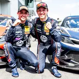Ben Green und Jack Aitken freuten sich über den Doppelerfolg von Emil Frey Racing (l-r)