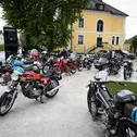 Historische Zweiräder bei der Wanderpause