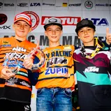 ADAC MX Masters, Bielstein, ADAC MX Junior Cup, Camden Mc Lellan ( Südafrika / KTM / Kosak Racing Team ), Constantin Piller ( Deutschland / KTM / MEFO SPORT RACING TEAM / MSC Freisinger Bär ) und Liam Everts ( Belgien / KTM )