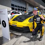 Joel Hohmann feiert seinen Triumph in der Porsche Sprint Challenge Deutschland GT3 (Foto: Porsche Sports Cup Deutschland)