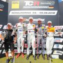 Auf dem Nürburgring feierten Mike Halder (Foto, Mitte) und Dominik Fugel (2.v.l.) jeweils einen Sieg und einen Podestplatz
