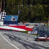 Fotofinish zwischen dem BMW M4 GT3 Evo von Schubert Motorsport und dem Porsche 911 GT3 R von Razoon – more than Racing
