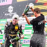 Jubel auf dem DTM-Podium bei Mirko Bortolotti und Gottfried Grasser (Teamchef TGI Team by GRT)