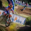 Bradley Mesters überrumpelte Mads Fredsoe im ADAC MX Youngster Cup bei der Zieldurchfahrt