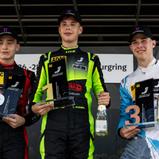 Siegerehrung im ADAC Tourenwagen Junior Cup (v.l.n.r.): Mika Delius (Zweiter), Linus Parbel (Sieger), Finn Niklas Wollik (Dritter) (Foto: ADAC Tourenwagen Junior Cup)